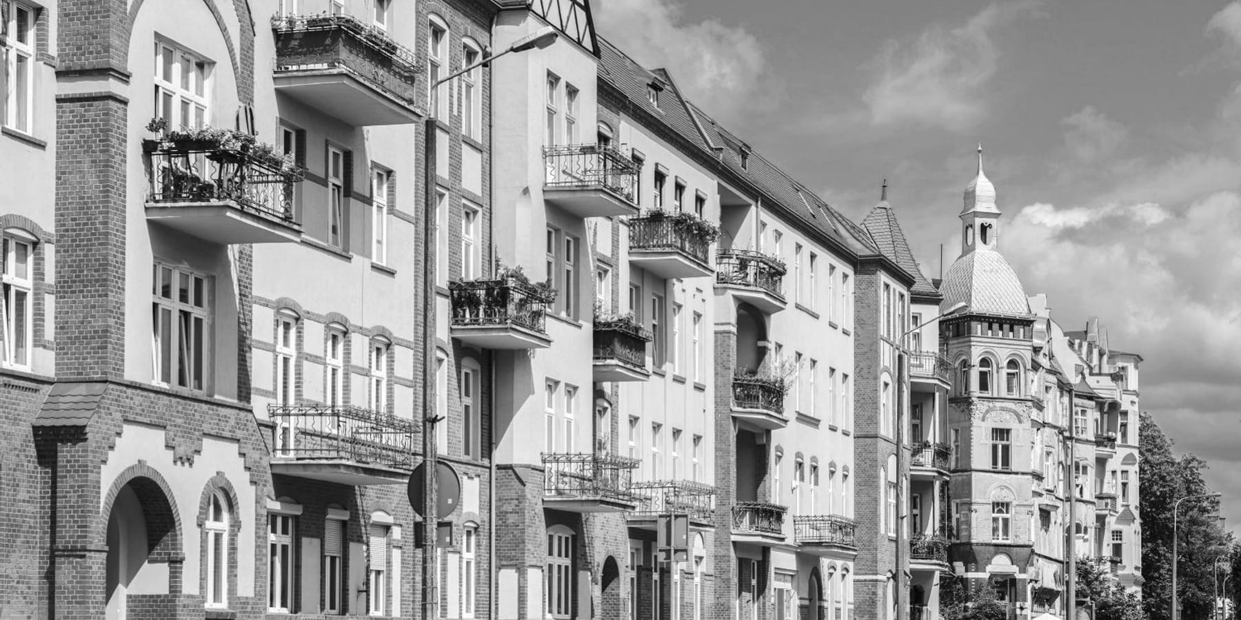 Straßenzug mit Mehrfamilienhäusern