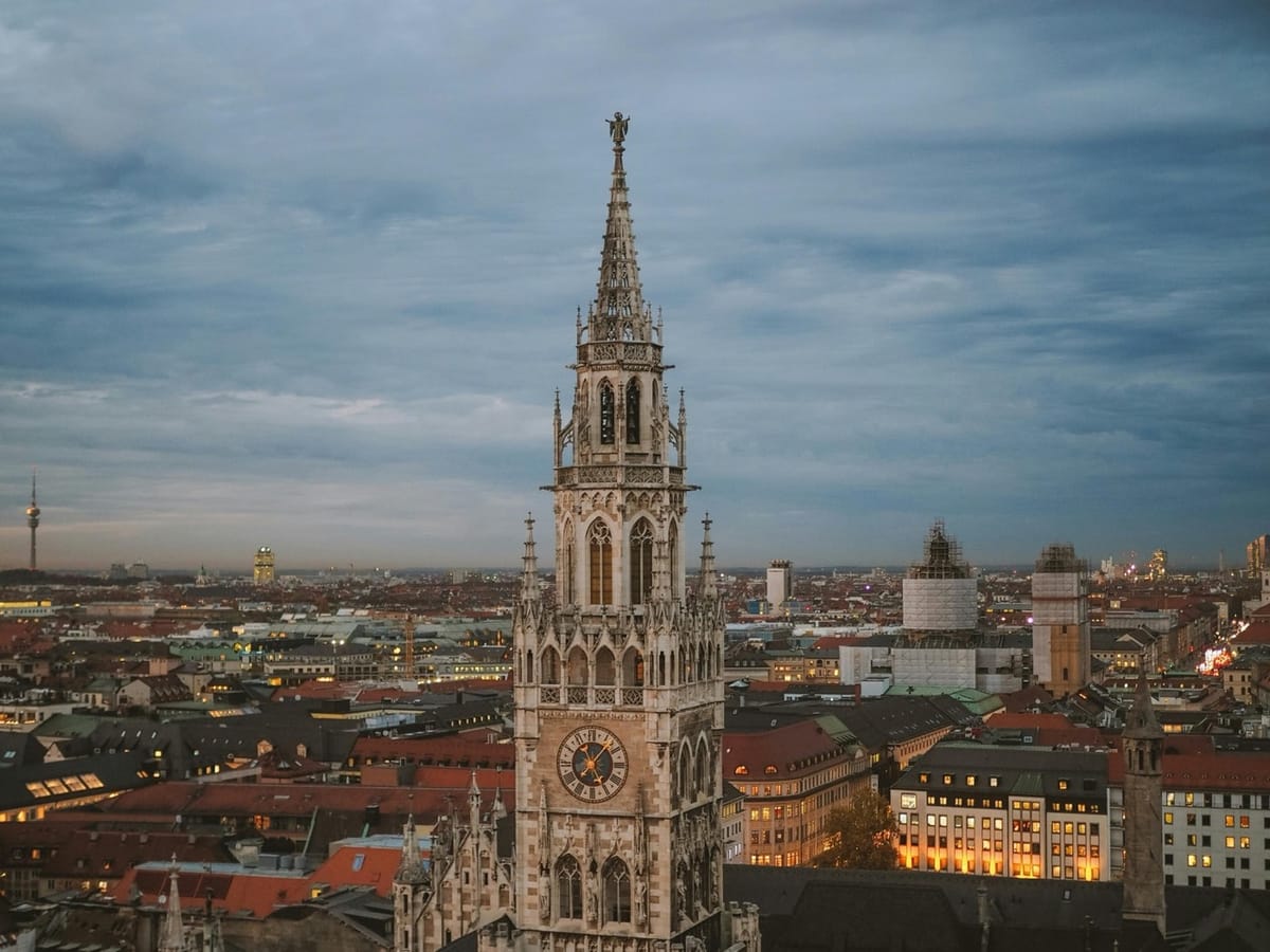 Münchner Altbau am Abend